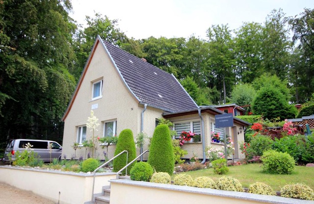 kleines Haus am Wald by Rujana