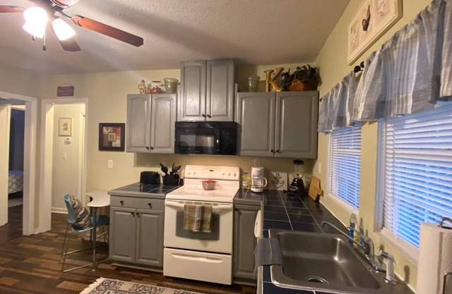 KnightPlace - The Michael - 2BD/1BA Apartment in Duplex - Near Mercer University