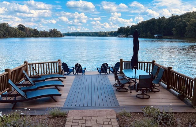 Knot Loggin’ Inn - Rustic charm with modern comfort & endless lakefront views