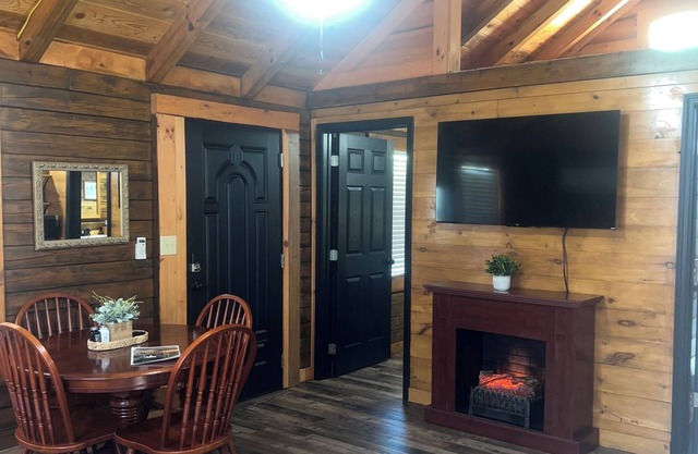 KNOTTY PINE 🌲 Handcrafted Cozy Cabin in RRG Hot Tub Fireplace Pet Friendly