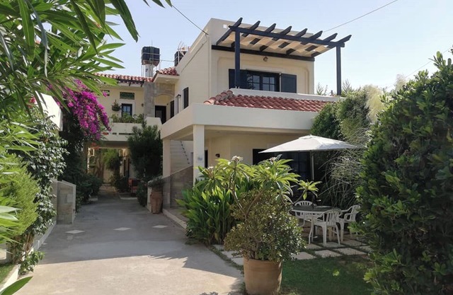 Kokkini Hani: Lovely apartment with garden, 100 meters from the beach, Kokkini Hani/Heraklion.