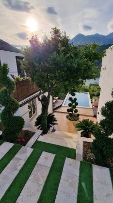 Koman Paradise by Romina