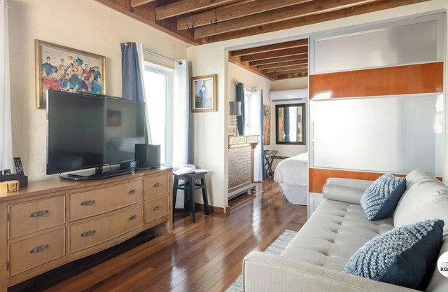 Komffy Waterfront Studio w/King Bed and Free Parking