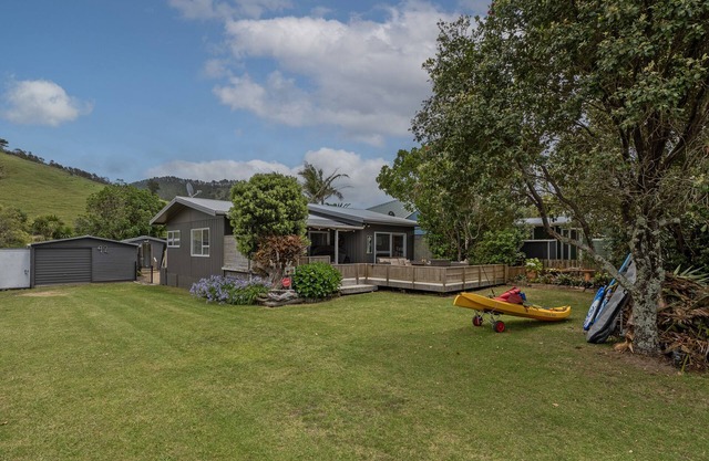 Kon Tiki Retreat - Whiritoa Beach Holiday Home