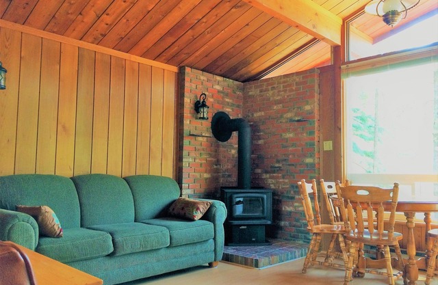 Kootenay Lakehouse COTTAGE—680' Beach,Dock,Firepit—Near Ferry, Golf, Hot Spring!