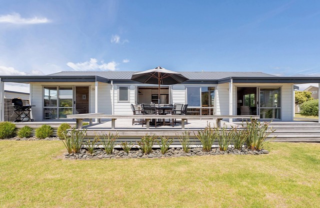 Kowhai Retreat - Matarangi Holiday Home