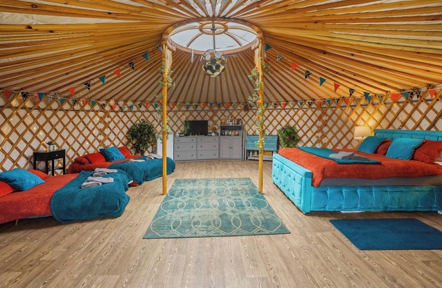 KRUG Luxury Heated Yurt with Private Hot Tub