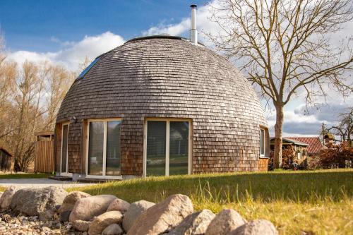 Kugelhaus Phoebe Charmantes Kugelhaus aus Holz am Waldrand des Tollensesees