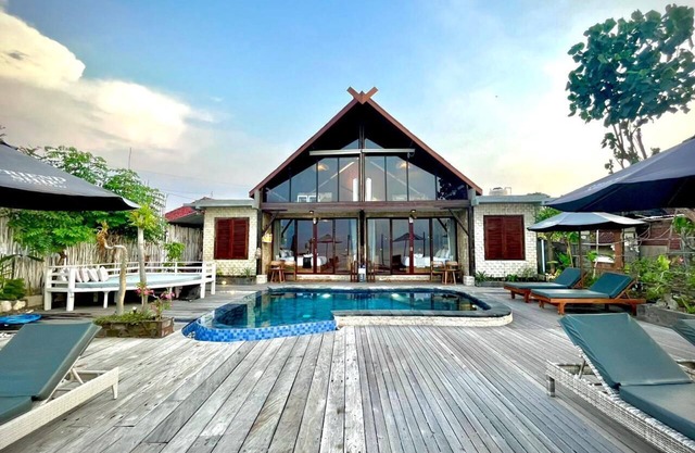 Kul de sak Beach front villa & Bar