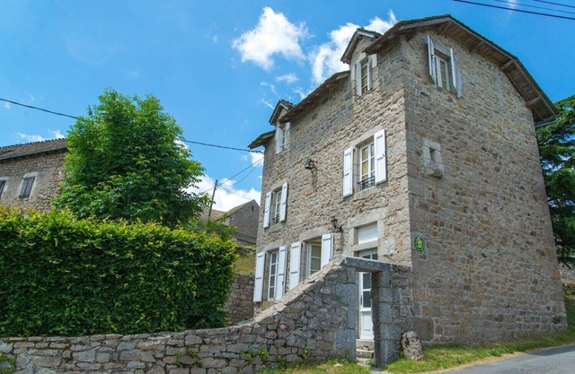 L'école - traditional 8-bed gîte in the parc les loups du Gévaudan