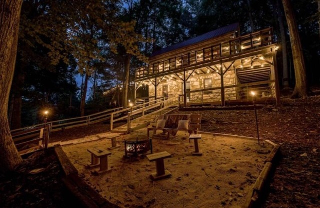 L'ancienne Cabine: Waterfront, Historic Log Cabin meets Bohemian Charm