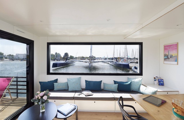 L'endroit, Lodge Boat