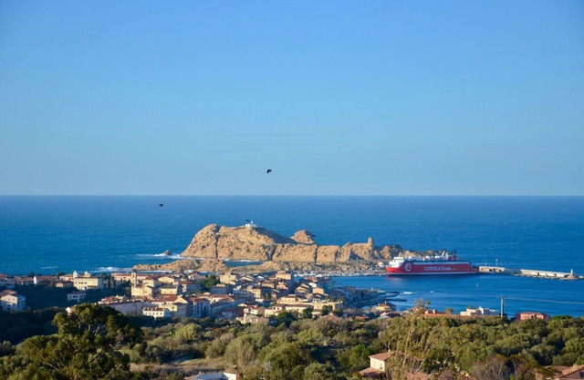 L'Ile-Rousse, lovely 4-person apartment, private parking, air conditioning and stunning sea view