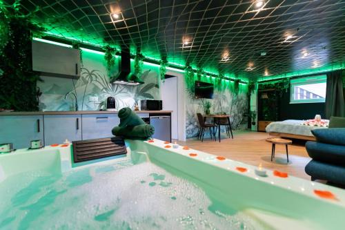 L'Oasis Tropicale, Jacuzzi, Love Room