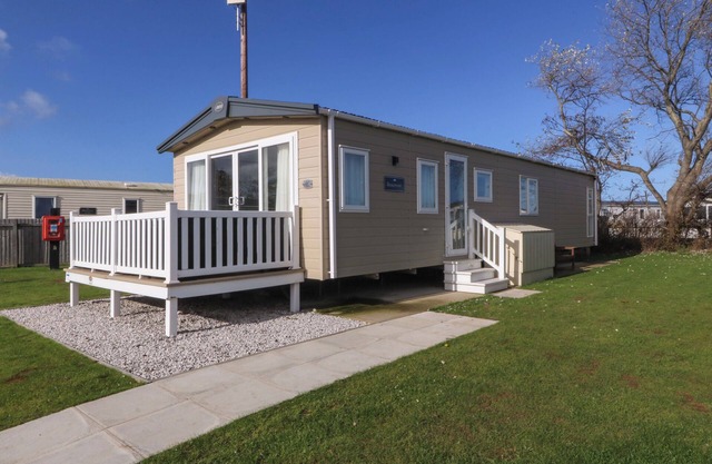 L1 FARMER, pet friendly, with pool in Towyn