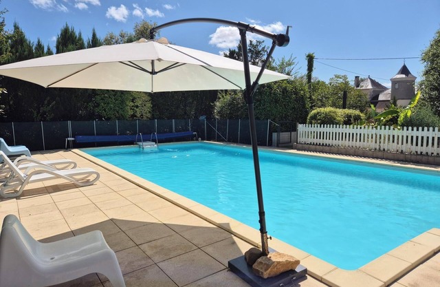 La Barge – Charming Apartment with Shared Pool in the Heart of the Château