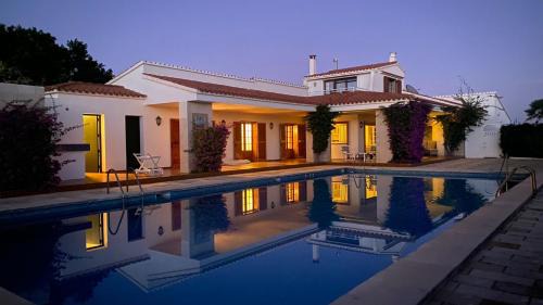 LA CALMA Espectacular villa con jardín y piscina en Menorca