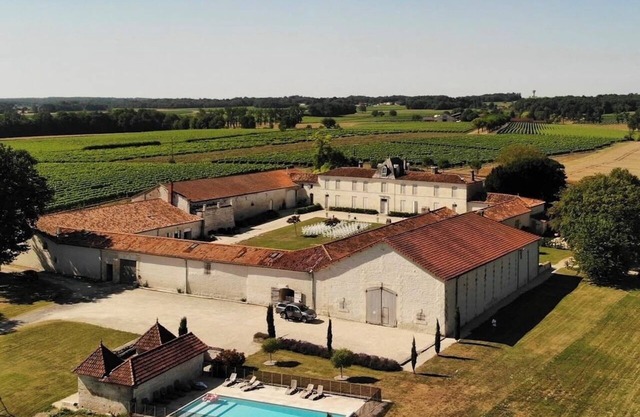 La Cannonerie: Gîte in the heart of the Cognac vineyards with swimming pool.