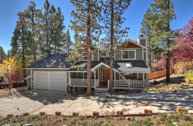 La Casa Bella by Destination Big Bear : Pool Table! Pinball! Hot Tub! Propane BBQ! Log Furnishings! WiFi!