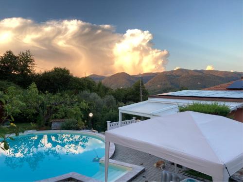 La casa nel verde con piscina