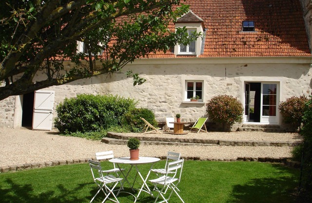 LA CLOSERIE DE L'OURCQ Spacious cottage with enclosed garden.