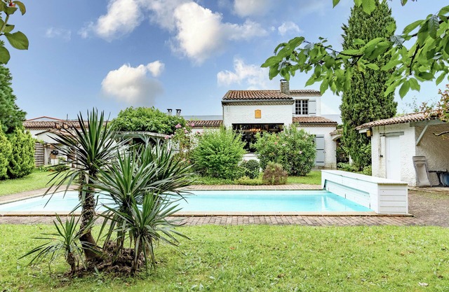 La Combe Aux Loups – Spacious House with Pool, Garden, and Terrace in Marsac-sur-l'Isle