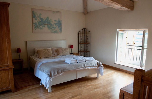La Forge - Apartment private terrace, overlooking the pool and Roche de Solutré