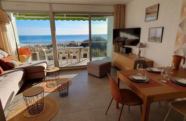 La Grande-Motte on the Beach facing the Sea with Terrace and Swimming Pool