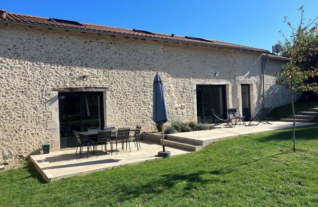 La Grange sleeps 6.