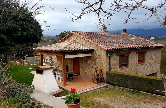 LA GRANJA HOUSE WITH POOL AND AIR CONDITIONING FOR 10 PEOPLE