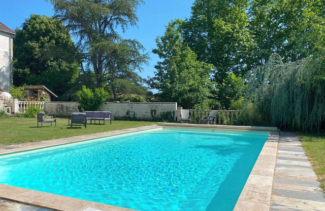La Lodge 4-bedroom house in château courtyard, Pool, WiFi, AC, near Vichy