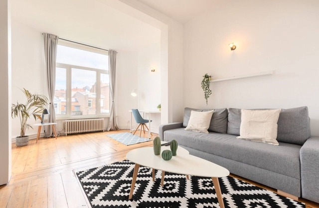 La Madeleine-Beautiful bright two bedroom apart