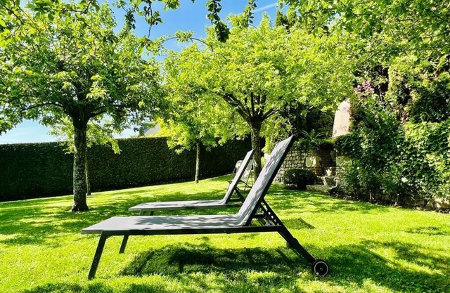 La Maison Blanche du 10Honfleur, garden and private parking.