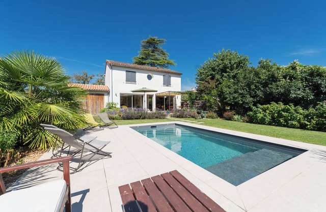 La Maison Château d'Eau with swimming pool