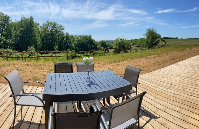 La maison dans la prairie fleurie space and calm