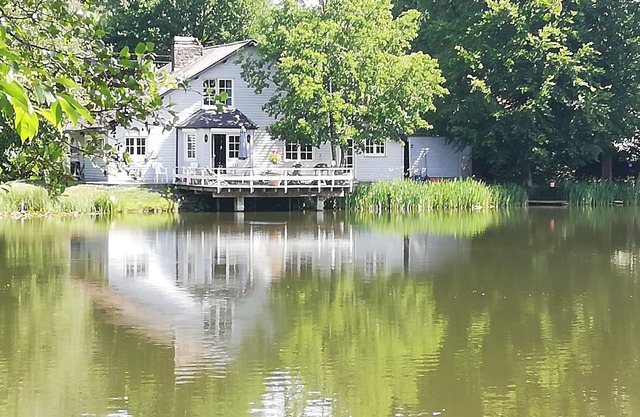 LA MAISON DU LACnCharming cottage in front of a big private lake