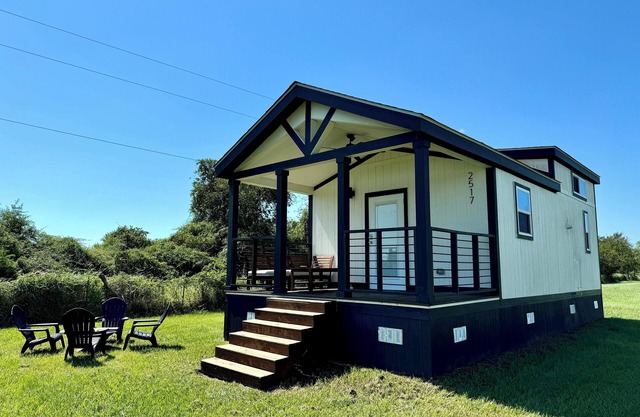 La Petite Maison - Tiny Home in Victoria, TX