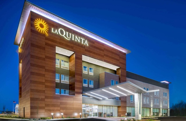 La Quinta Inn & Suites by Wyndham Louisville NE/Old Henry Rd