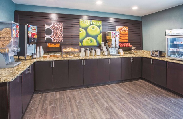 La Quinta Inn & Suites by Wyndham O'Fallon, IL - St. Louis