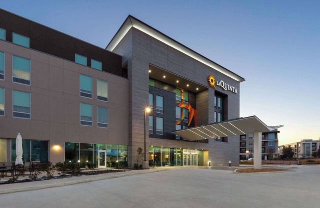 La Quinta Inn & Suites By Wyndham San Antonio At The Rim