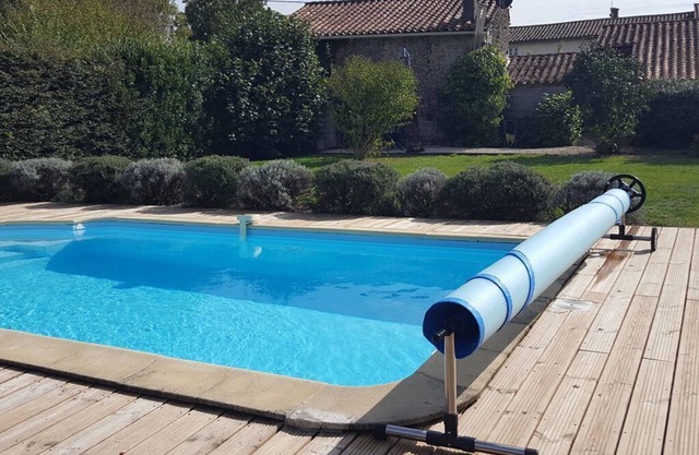 La Roseraie, delightful cottage for 2 with large pool.