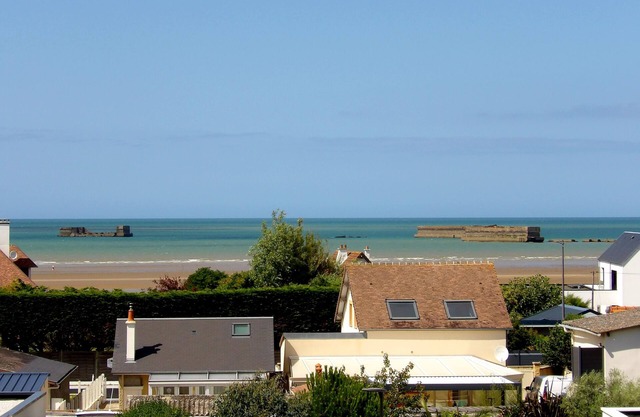 La Rose des Vents" duplex apartment with sea view and Arromanches pontoons