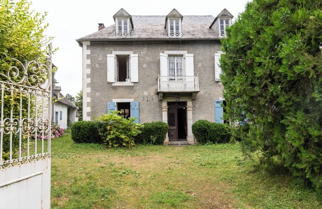La serre, grande maison dans un grand jardin.