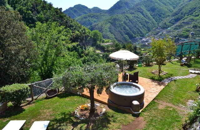 La Vigna - comfortable loft with outdoor hot tub surrounded by lemon gardens