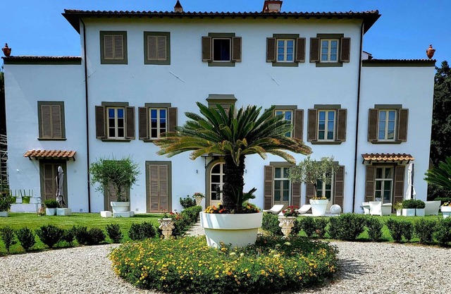 La Villa apartments- 5 beds- Private Parking included with camera