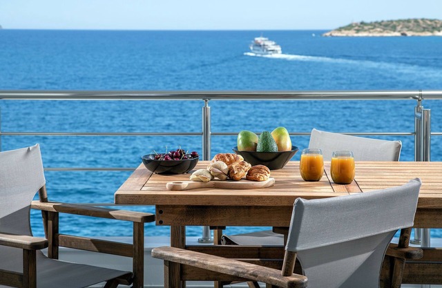 La Vista Apartment - Sea View steps to the beach