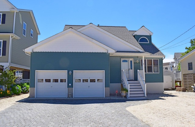 Lagoon waterfront family vacation minutes to BEACH LBI