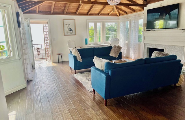 Laguna Beach Escape, Walk to Beach