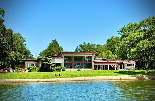 Laid-Back Lakefront Luxury Near Bay & Beach: Welcome To Wiseacre!