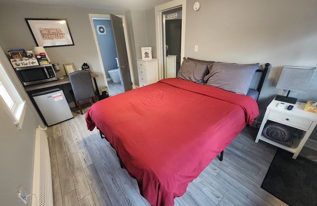 Laid-Back Linntown Guest Suite Bed & Bath w Private Entrance